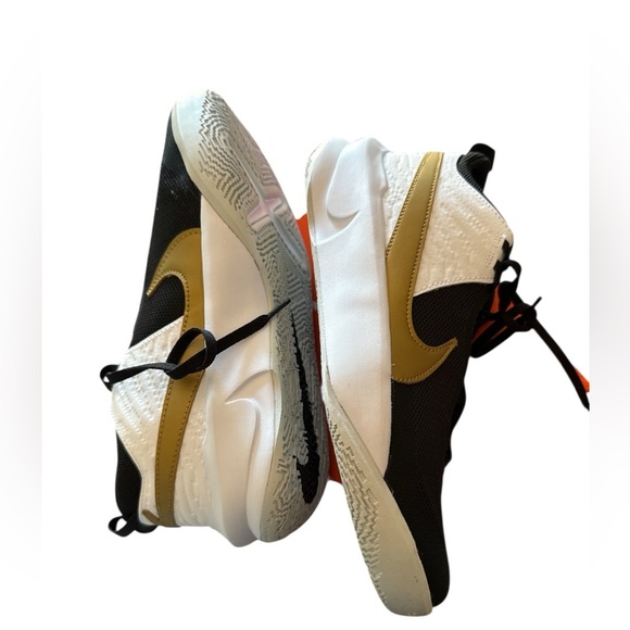 Nike Team Hustle‎ D10 GS 'Black Metallic Gold' CW6735-002 size 7Y NWB - Picture 8 of 8